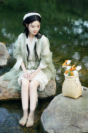 很有韵味的美少妇床上露奶自慰